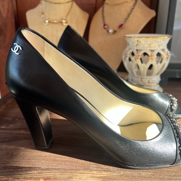 Chanel Interlocking CC Logo Heels 7.5, black. Open Toe - Picture 6 of 10
